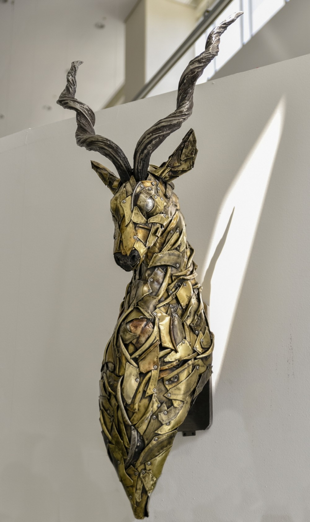 정의지
Persona-Greater kudu
버려진 양은 냄비, 리벳, 철, 스테인리스
140x58x45cm
2016